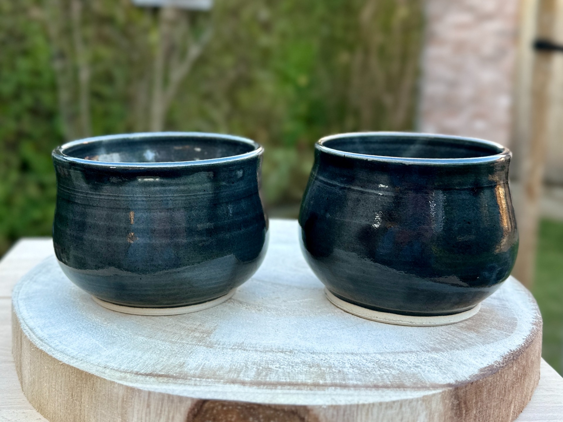 Set van 2 handgemaakte zwarte keramische bloempotjes